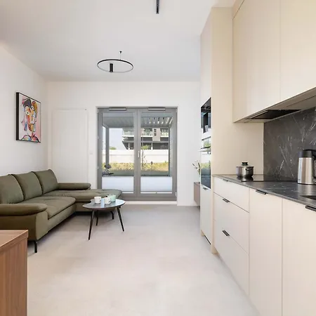 Bright In With Parking & Gym By Renters