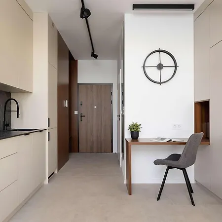 Bright In With Parking & Gym By Renters Lägenhet