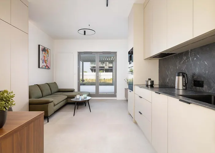 Bright In With Parking & Gym By Renters