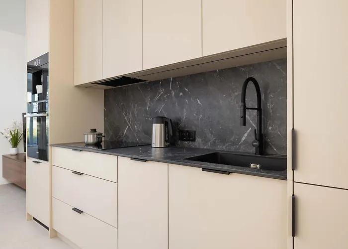 Bright In With Parking & Gym By Renters *